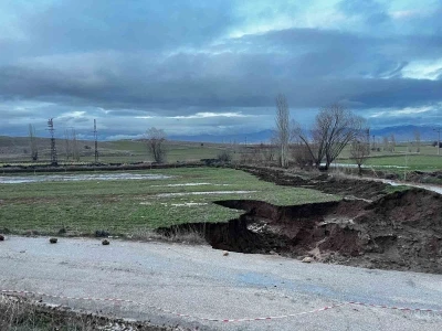 Yağmur sonrası yolda 4 metre derinliğinde &ccedil;ukur oluştu
