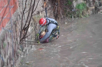 Yağmur suları y&uuml;kseldi, &ccedil;ayda mahsur kalan vatandaşı itfaiye kurtardı
