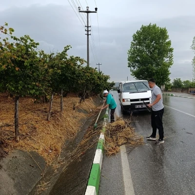 Yağmur suyu kanalları temizleniyor
