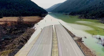 Yağmur ve sel sularının kapattığı Antalya-Konya Kara yolunda sular hen&uuml;z &ccedil;ekilmedi
