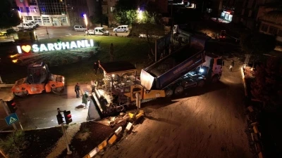 Yağmura rağmen gece g&uuml;nd&uuml;z &ccedil;alışıyorlar
