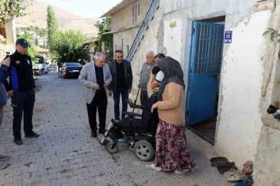 Yahyalı Belediyesi’nden engelli vatandaşa akülü araç desteği
