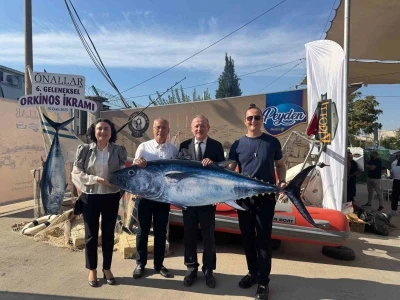 Yakaladığı 800 kiloluk dev orkinosu sevdiklerine ihram etti
