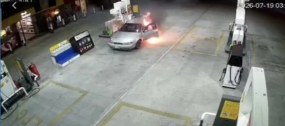 Yakıt almaya geldi, aracı alev topuna d&ouml;nd&uuml;
