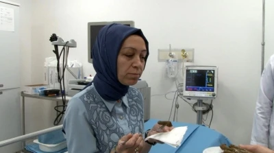 Yaklaşık 1 yıldır içemediği suyun ve yiyemediği yemeklerin acısını yaprak sarmasıyla çıkardı
