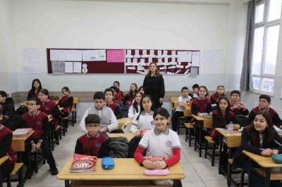 Yaklaşık 18 milyon &ouml;ğrenci karnelerini alarak yarıyıl tatiline girdi
