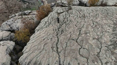 Yaklaşık 20 bin yılın sonunda kimyasal y&ouml;nden aşınan taşın &uuml;zerinde su kollarının minyat&uuml;r&uuml; ortaya &ccedil;ıktı
