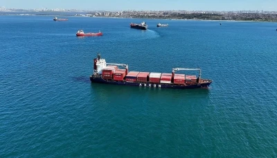 Yalılara metreler kala karaya oturan gemi havadan g&ouml;r&uuml;nt&uuml;lendi
