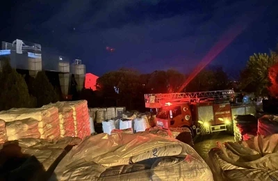 Yalıtım fabrikasında yangın: 16 kişi dumandan etkilendi
