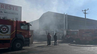 Yalıtım malzemesi bulunan depoda yangın paniği
