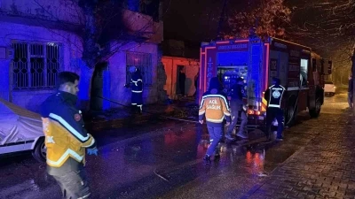 Yalnız yaşayan adamın yaktığı soba, metruk evi alev topuna &ccedil;evirdi
