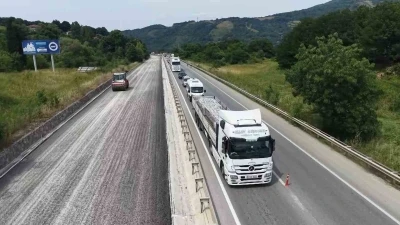 Yalova-Bursa kara yolunda asfaltlama &ccedil;alışması devam ediyor
