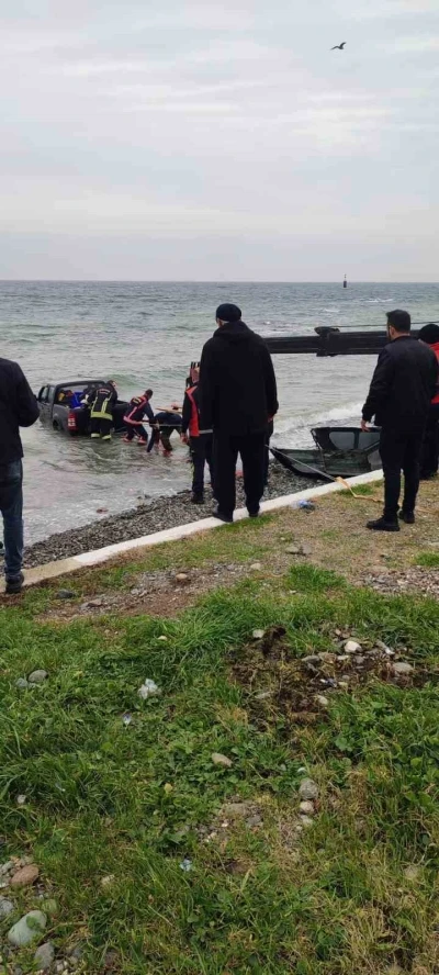 Yalova&rsquo;da kontrolden &ccedil;ıkan pikap denize u&ccedil;tu: 1 yaralı
