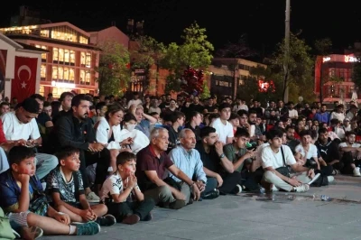 Yalova’da milli takımların maçları dev ekranlarda izlendi
