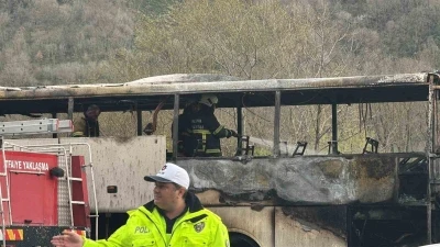 Yalova&rsquo;da seyir halindeki yolcu otob&uuml;s&uuml; alevlere teslim oldu

