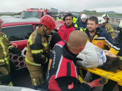 Yalova&rsquo;da tır otomobille &ccedil;arpıştı: 4 yaralı
