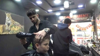 Yalovalı berberden 23 Nisan&rsquo;da &ccedil;ocuklara &uuml;cretsiz tıraş jesti

