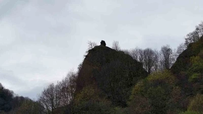 Yama&ccedil;taki ilgin&ccedil; kaya dikkat &ccedil;ekiyor
