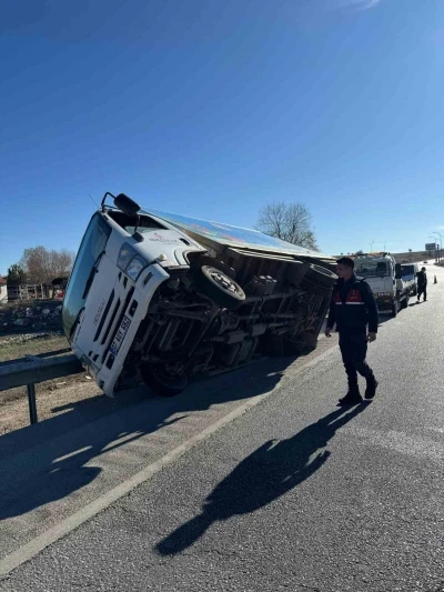 Yan yatan kamyonette 2 kişi yaralandı
