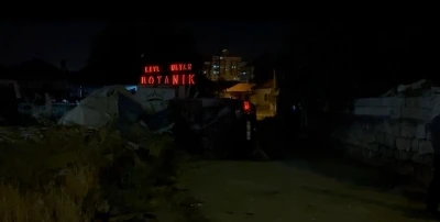 Yan yatan otomobilden çıkıp, yüzünü yıkamaya gitti
