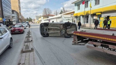 Yan yatan otomobilin s&uuml;r&uuml;c&uuml;s&uuml; kazadan yara almadan kurtuldu
