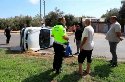 Yan yatıp sürüklenen araçtan yara almadan çıktılar
