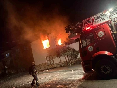 Yanan evde dumandan etkilenen iki &ccedil;ocuk hastaneye kaldırıldı
