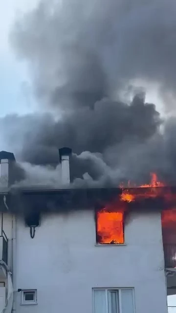 Yanan evdeki çocuklarını kurtarmak için canını hiçe saydı
