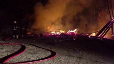 Yanan evdeki tüpün bomba gibi patladığı anlar kamerada
