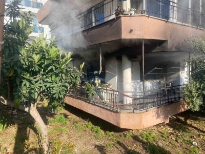 Yanan evden 4 yaşındaki yeğenini &ccedil;ıkarmak isterken yaralandı
