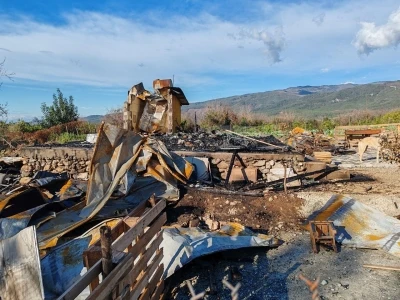 Yanan evden tabancasını almak isterken alevler i&ccedil;inde kalan emekli polis hayat m&uuml;cadelesini kaybetti
