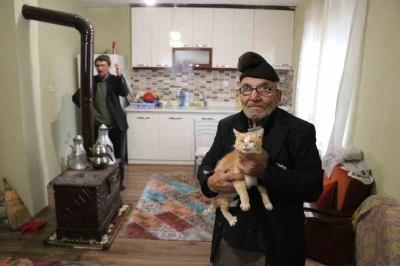 Yanan evinin &ouml;n&uuml;nde kedisine sarıldığı fotoğrafla tanınan Ali Meşe vefat etti
