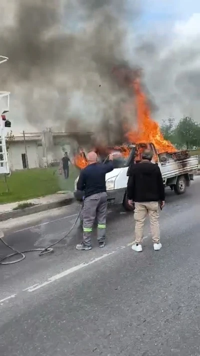 Yanan kamyonete ilk m&uuml;dahaleyi beton mikseri yaptı
