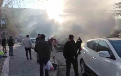 Yanan kamyonete ilk m&uuml;dahaleyi vatandaşlar yaptı
