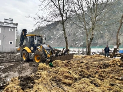 Yanan mobilya at&ouml;lyesinde hasar tespit &ccedil;alışması
