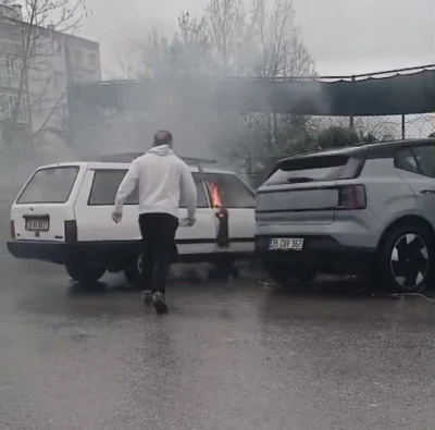 Yanan otomobile yol kenarındaki su birikintisinden doldurduğu kovayla m&uuml;dahale etti
