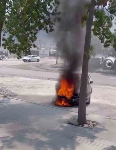 Yanan otomobilin imdadına beton mikseri yetişti
