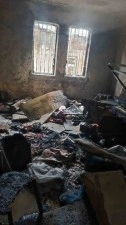 Yangın bir evi k&uuml;le &ccedil;evirdi