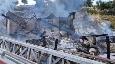 Yangın çıkan ev çöktü, iki kardeş hayatını kaybetti
