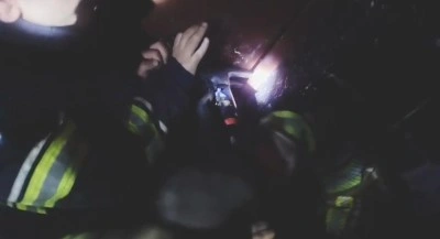 Yangın &ccedil;ıkan toprak evde kısmi &ccedil;&ouml;kme meydana geldi