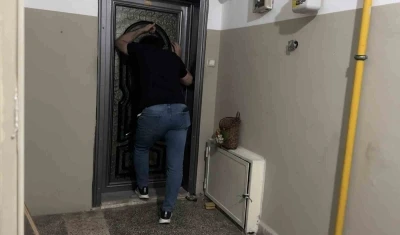 Yangın &ccedil;ıkarıp kendisini eve kilitledi: Ekiplerin &ccedil;abasına rağmen dışarı &ccedil;ıkmadı
