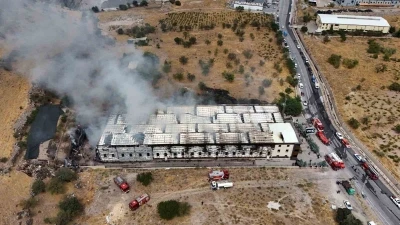 Yangın peşlerini bırakmadı: Aynı mobilya markasının fabrikası 2 ayda 2 kez yandı
