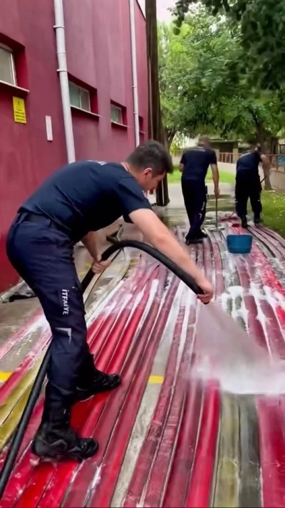 Yangın savaşçılarının ekipman temizliği de takdir topladı

