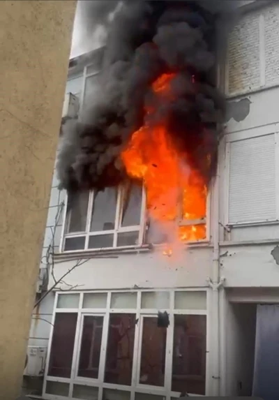 Yangın sırasında patlayan buzdolabı motoru evi harabeye &ccedil;evirdi
