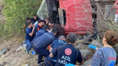 Yangına giden itfaiye aracı şarampole yuvarlandı: 2 itfaiye eri yaralı
