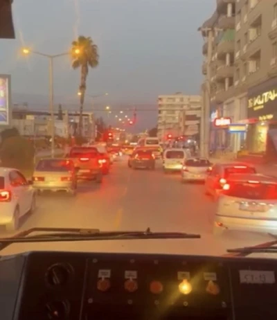 Yangına giden itfaiyeye fermuar sistemiyle yol verdiler
