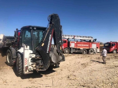 Yangına müdahale eden iş makinesi alev alev yandı
