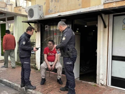 Yangına uykuda yakalanıp dumandan etkilendi, tedaviye g&uuml;&ccedil;l&uuml;kle ikna edildi
