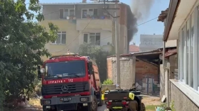 Yangında balkonda mahsur kalan yaşlı kadın kurtarıldı
