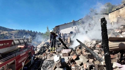 Yangında çöken evde kaybolan ağabey ve kardeş hala bulunamadı
